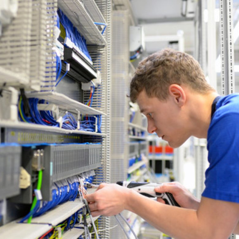 Techniker repariert eine Industrieanlage in einer Werkhalle